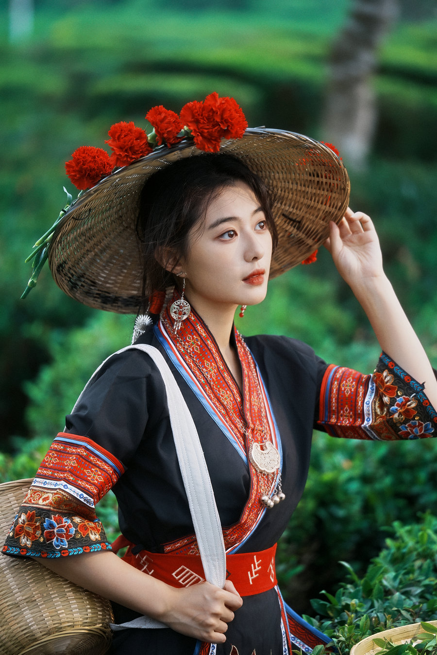[YITUYU]艺图语 2026.04.21 当畲族的黑红撞色，遇上万亩茶园的青绿。尼古拉斯依 [26P-822MB] ...