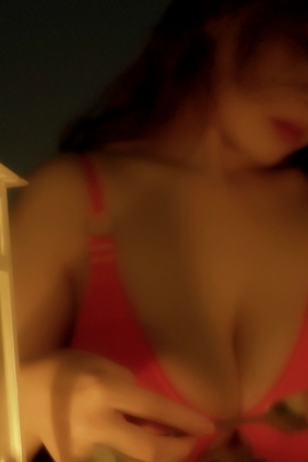 网络红人樱晚gigi - 红酒与她 [MP4-486MB]